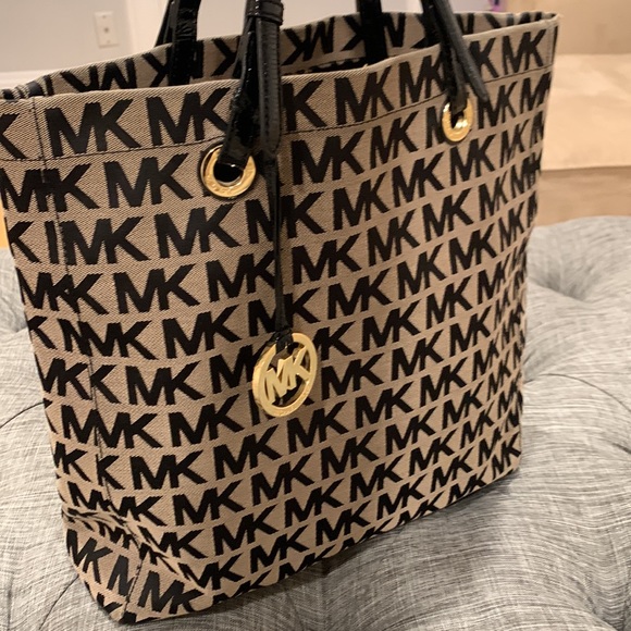 Michael Kors Oversized Logo Tote - Picture 9 of 13